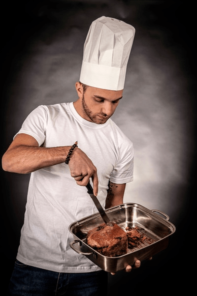 Muž připravuje maso na účinnost